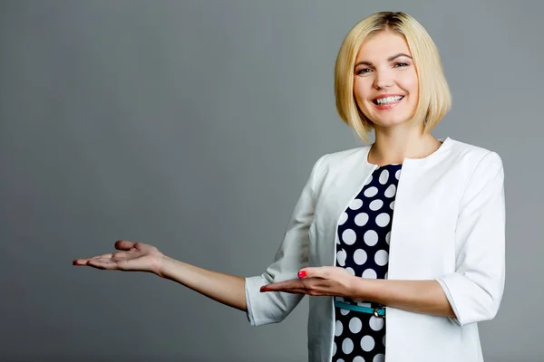 Blondin visar plats för text — Stockfoto