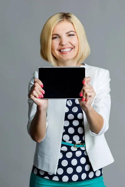 Χαμογελώντας νεαρή ξανθιά κρατώντας tablet — Φωτογραφία Αρχείου