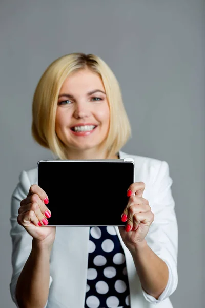 Sorridente bel modello tiene tablet — Foto Stock