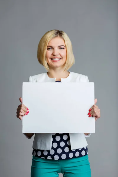 Mladá blondýnka s prázdný list — Stock fotografie