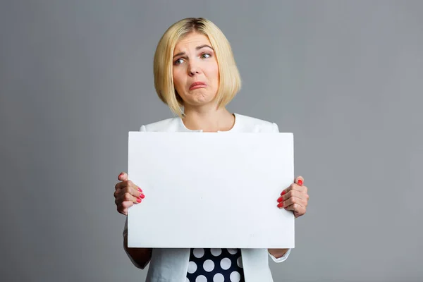 Foto der Blondine mit Papier — Stockfoto