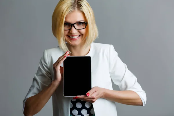 Mujer sobre fondo gris vacío — Foto de Stock