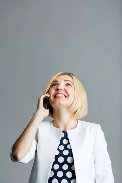 美しい女が電話で話す — ストック写真