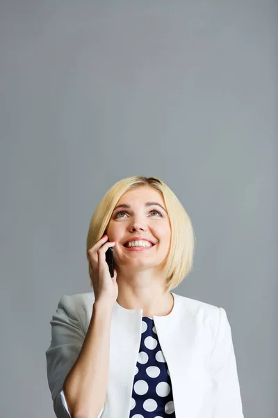 Mooie blonde praten over telefoon — Stockfoto