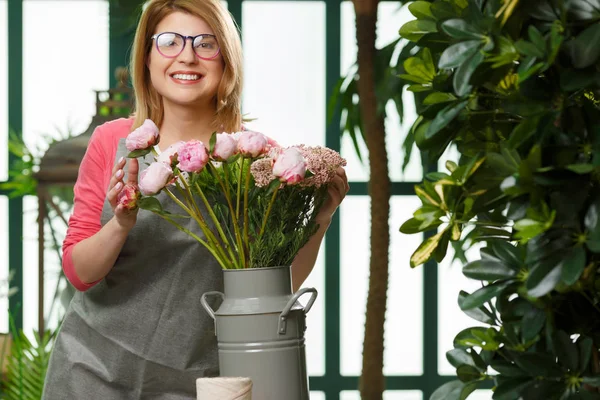 Bloemist vrouw in bloemenwinkel — Stockfoto