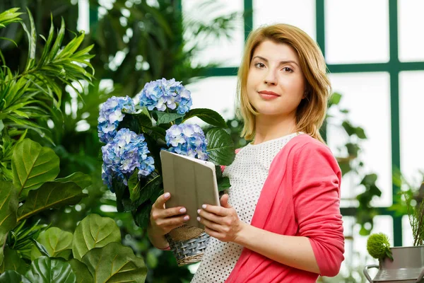 Floristería con ramo y tableta — Foto de Stock