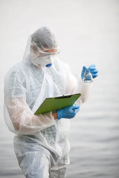 Ecologista con bombilla y carpeta — Foto de Stock