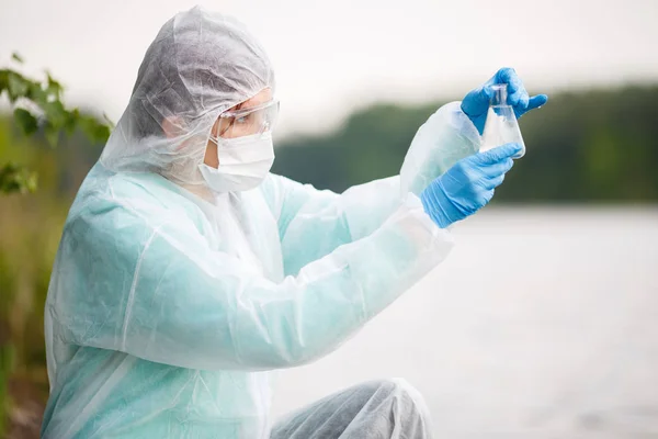 L'ecologo guarda alla fiaschetta d'acqua — Foto Stock