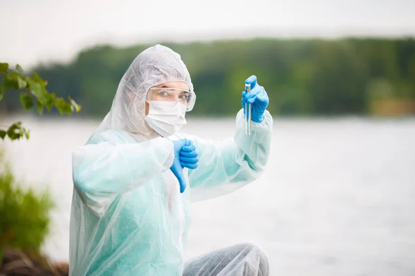 Ökologe mit Reagenzglas in Maske — Stockfoto