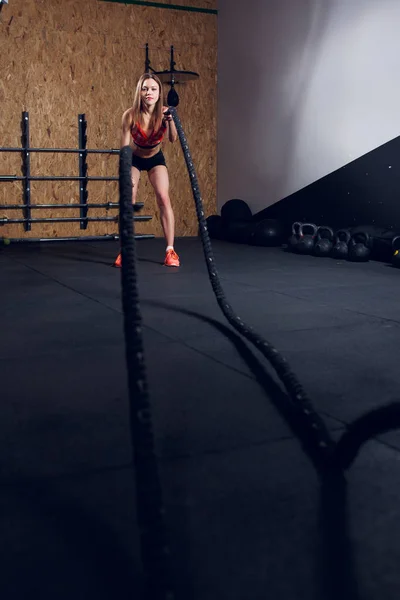 Portret van jonge atleet meisje in opleiding met twee touwen — Stockfoto