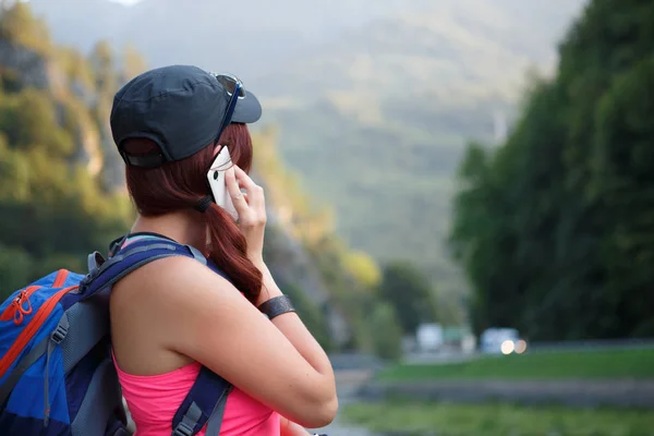 Bild von der Rückseite einer brünetten Touristin, die auf dem Smartphone spricht — Stockfoto