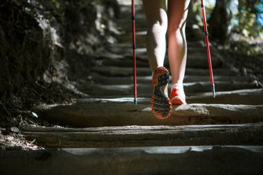 Günlükleri merdiveninde yürüyüş için sopa ile kadın sporcular