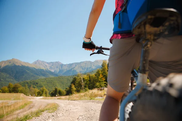 Foto de la mujer en bicicleta en la carretera — Foto de Stock