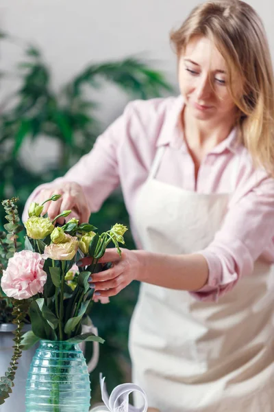 Foto de florista mujer con florero y ramo de flores —  Fotos de Stock