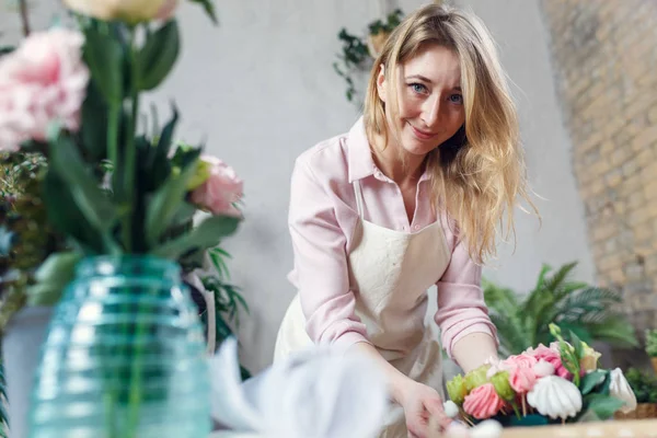 Foto de floristería haciendo ramo en la mesa — Foto de Stock