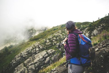 Fotoğraf arka plan tepenin üzerinde sırt çantası ile turist kızın