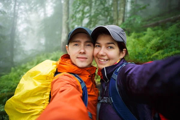 Foto de jovem casal com mochila — Fotografia de Stock