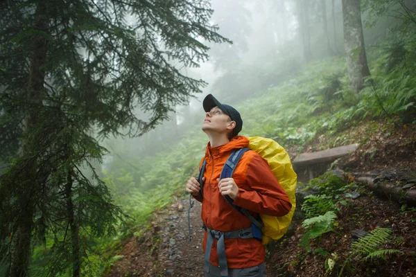 Photo of young man with backpack looking up — Stock Photo, Image