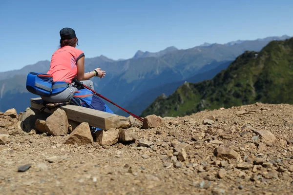 Bild von der Rückseite einer Touristin mit Rucksack — Stockfoto