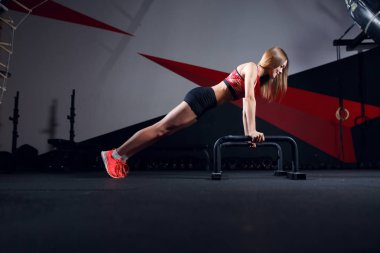 Spor kadının egzersiz bar yapması görüntüsünü
