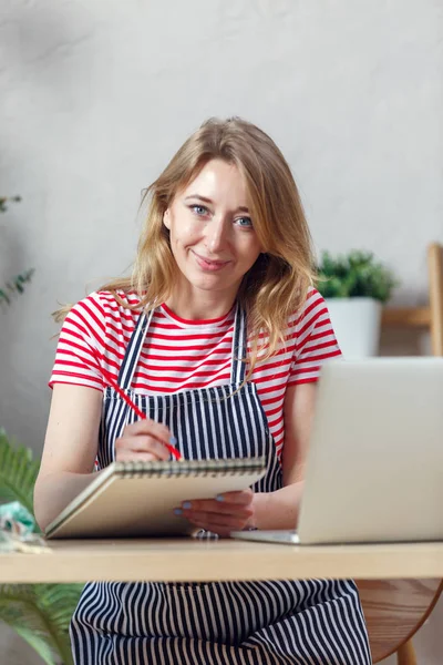 Imagem de florista mulher com notebook à mesa com laptop — Fotografia de Stock