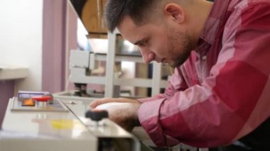 Adam fabrikasında makine mühürleme gelen kahve çanta ambalaj