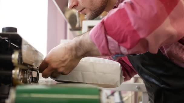 Homme emballage sac de café de la machine à sceller dans l'usine 