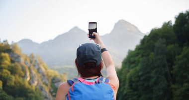 Dağ çekim kadın turist arka resim