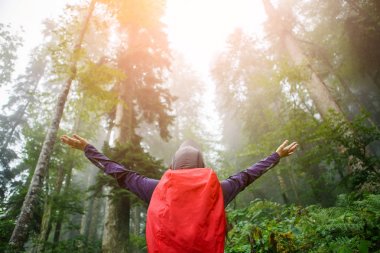 Kız kaldırdı silah ile arka üzerinden görüntü