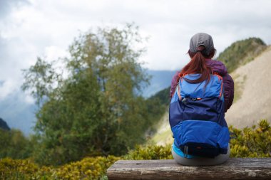 Esmer Dağları'nın arka plan üzerinde sırt çantası ile arka üzerinden görüntü