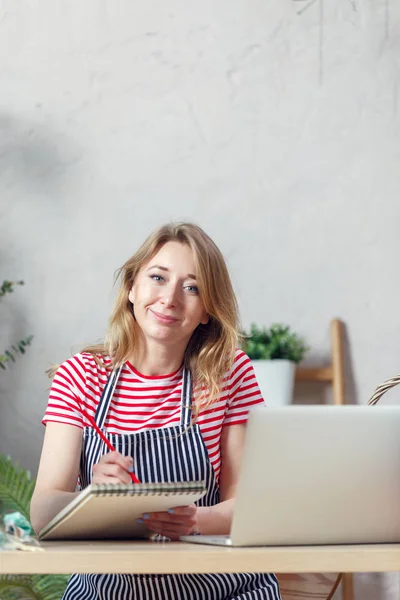 Retrato de florista mulher com notebook à mesa com laptop — Fotografia de Stock