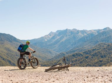 Bisiklet kask içinde adam fotoğrafı