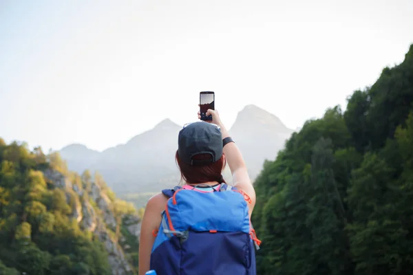 Foto von der Rückseite einer Wanderin mit Rucksack — Stockfoto