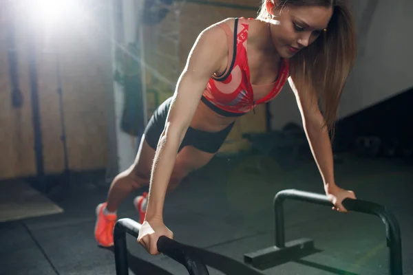 Retrato de mujer deportiva haciendo barra de ejercicios — Foto de Stock