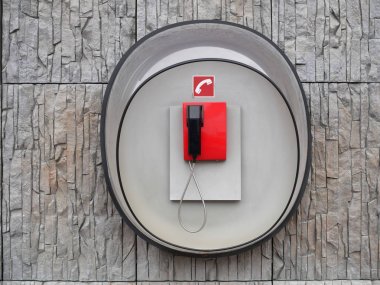 Modern binanın duvarına kırmızı telefonu görüntüsünü