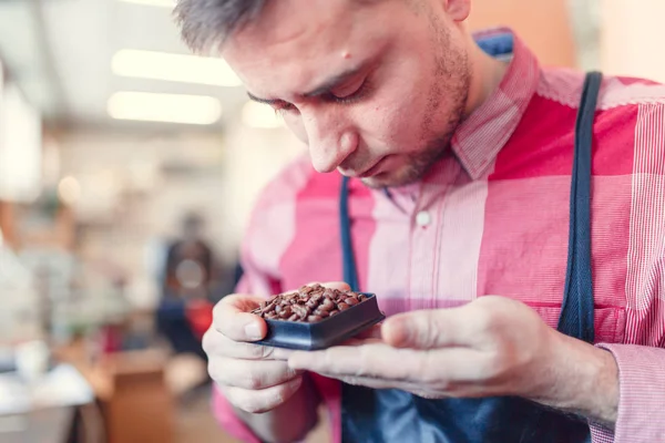 Imagen del empresario olfateando granos de café — Foto de Stock