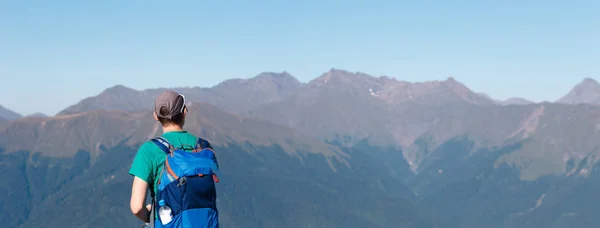 Turist adam dağ zemin karşı arkasında panoramik fotoğraf — Stok fotoğraf