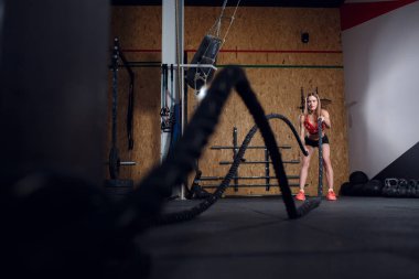 Fotoğraf genç sporcunun eğitim birlikte iki ipler