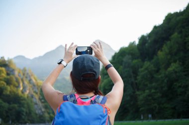 Kadın sırt çantası ile arka üzerinden Resim