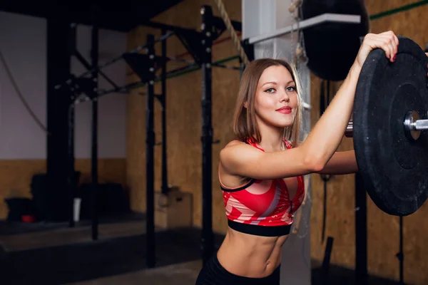 Beeld van atleet vrouw met barbell — Stockfoto