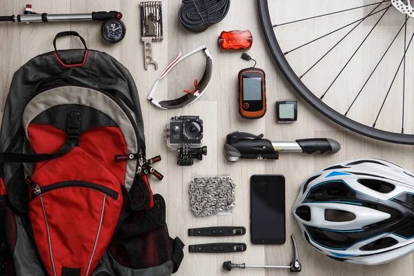 Rueda, volante, asiento, casco, neumático, gafas de sol, cinta reflectante, mochila . — Foto de Stock