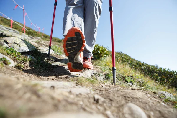Foto eines Mannes mit Stöcken für einen Sportspaziergang in den Bergen — Stockfoto