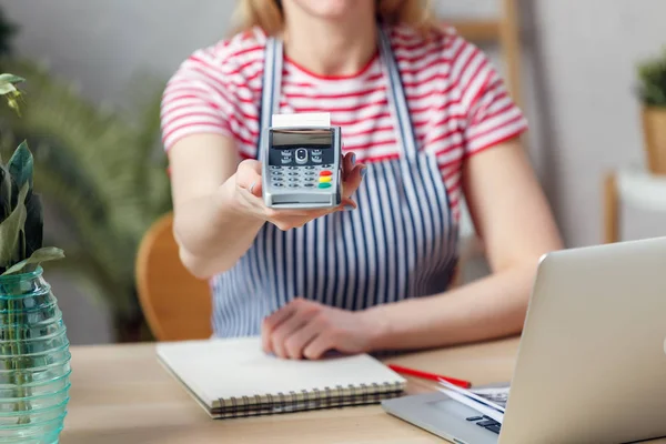 Photo de fleuriste avec calculatrice à table avec ordinateur portable — Photo