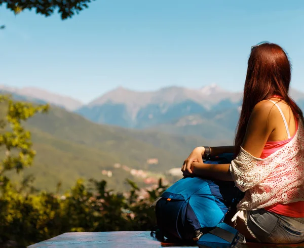 Langharige vrouw tegen de achtergrond van het berglandschap — Stockfoto