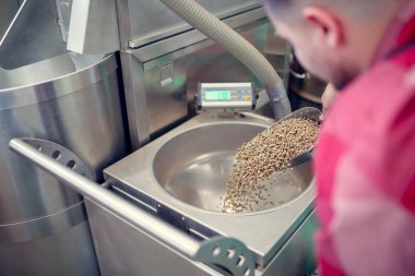 Bir adam Kahve değirmeni, kahve çekirdekleri ile kepçe ile fotoğraf