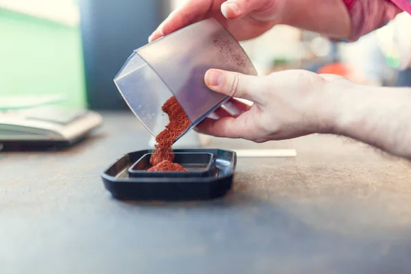 Imagen de las manos del hombre vertiendo café molido — Foto de Stock