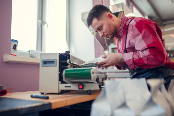 Bild av affärsmannen väger papperspåsar — Stockfoto