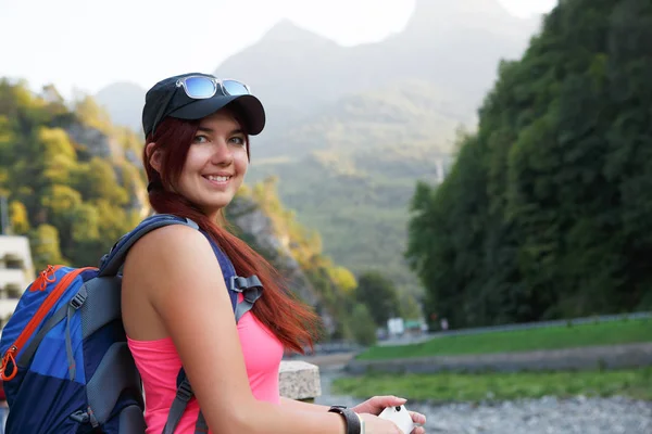 Dağlar karşı turist kadın fotoğrafı — Stok fotoğraf