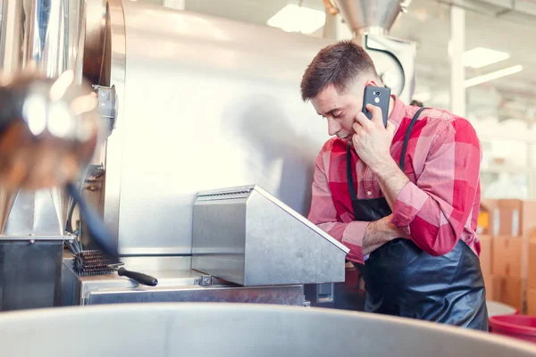 Foto av affärsmannen pratar på telefon på datorn av industrimaskin — Stockfoto