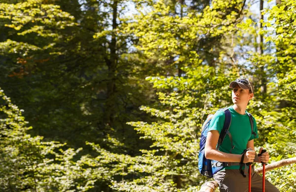 Imagem do homem com paus para caminhada desportiva — Fotografia de Stock